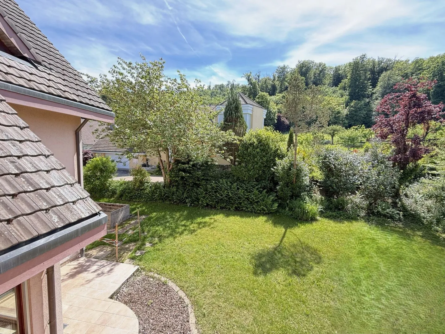 Spacious 9.5-Room Family Home with Over 400 m² of Living Space and Exceptional Privacy - Photo 6 of 6