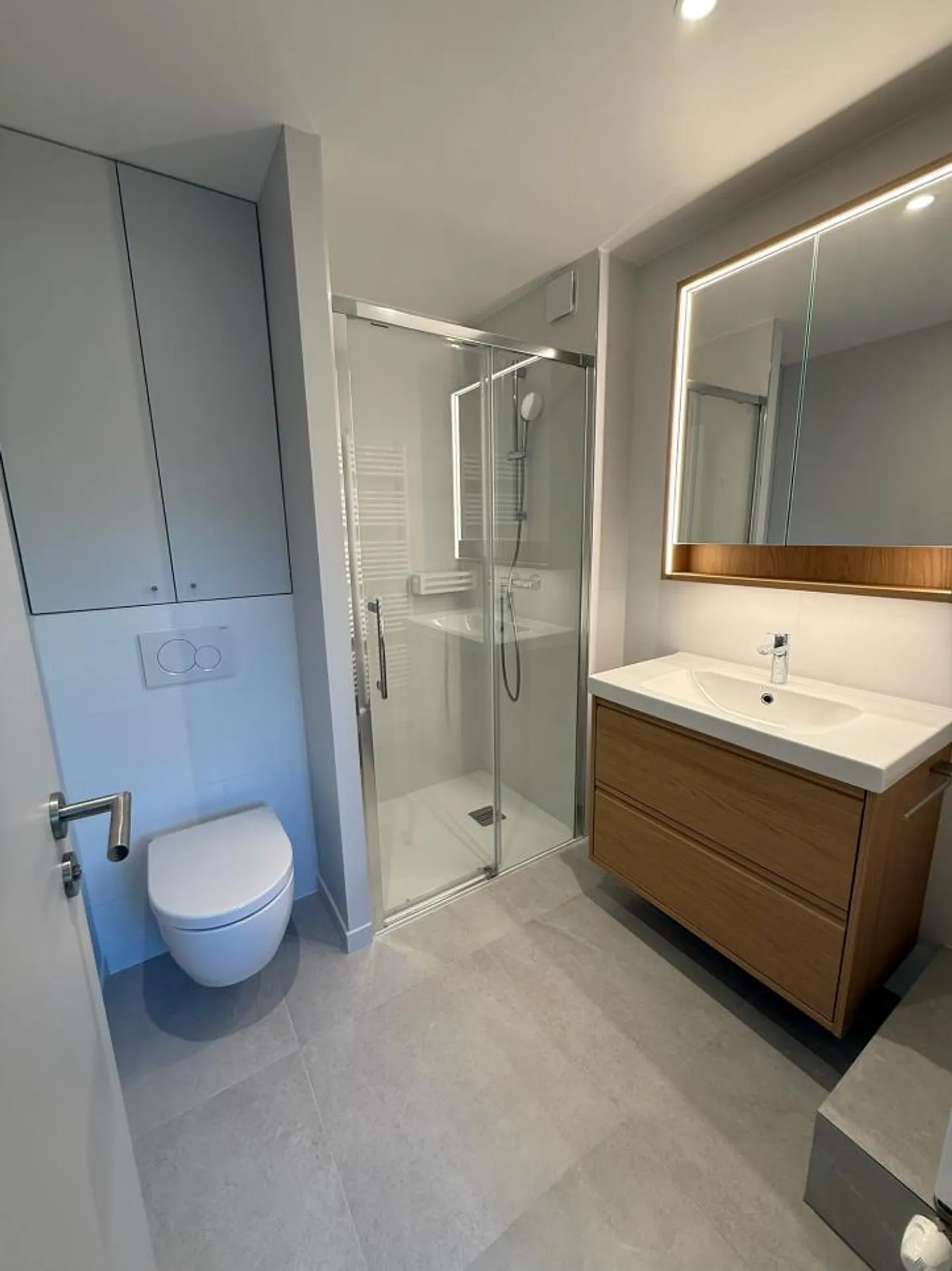 magnifico studio completamente ristrutturato all'ultimo piano di un piccolo PPE con vista lago - Foto 2 di 6