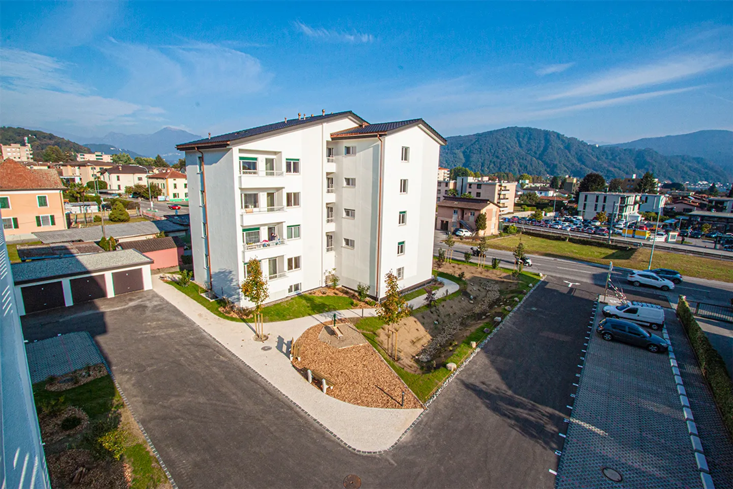 Caslano - Opposite the FLP train station - 3 renovated rooms for rent - Photo 2 of 8