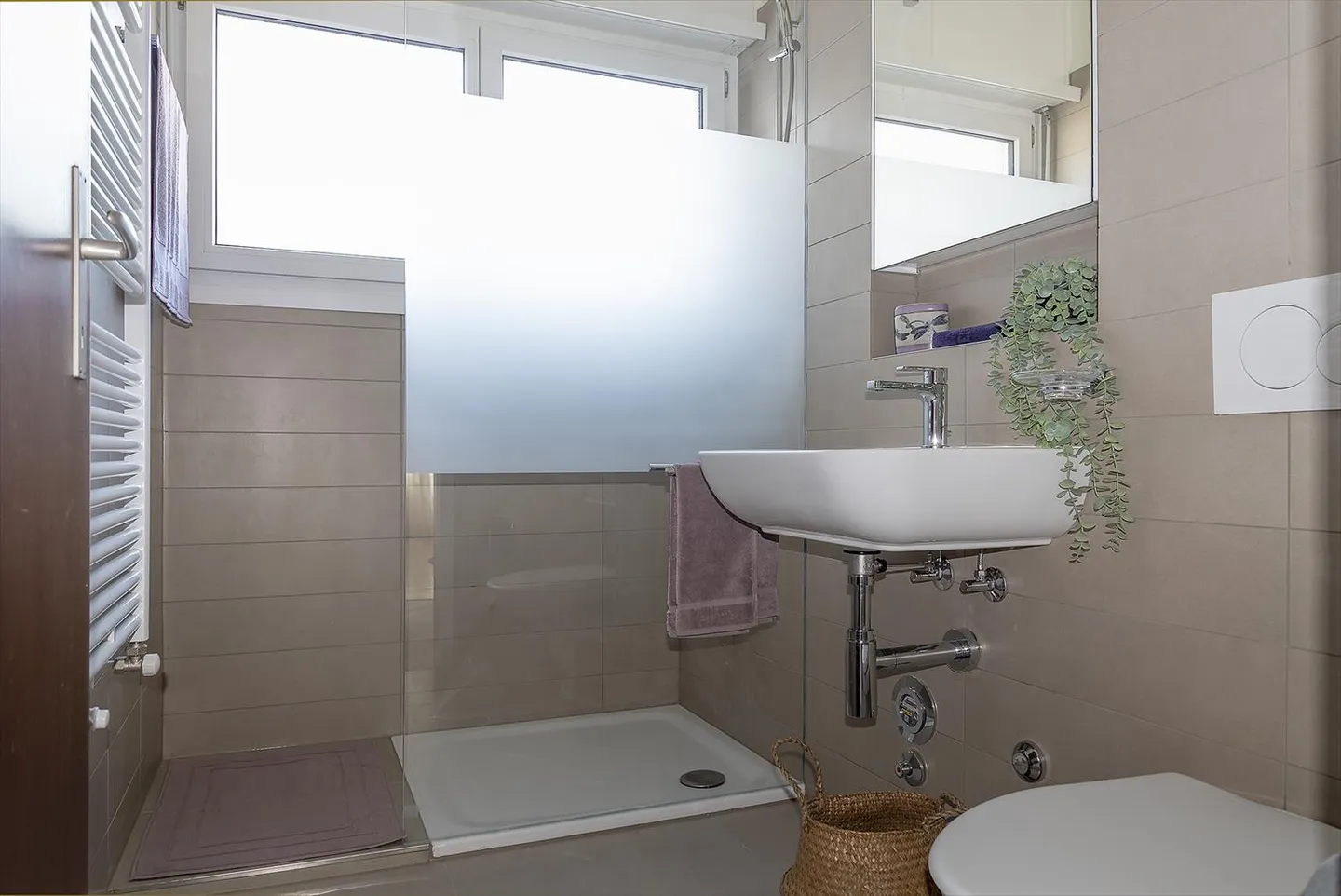 Caslano - Opposite the FLP train station - 3 renovated rooms for rent - Photo 3 of 8