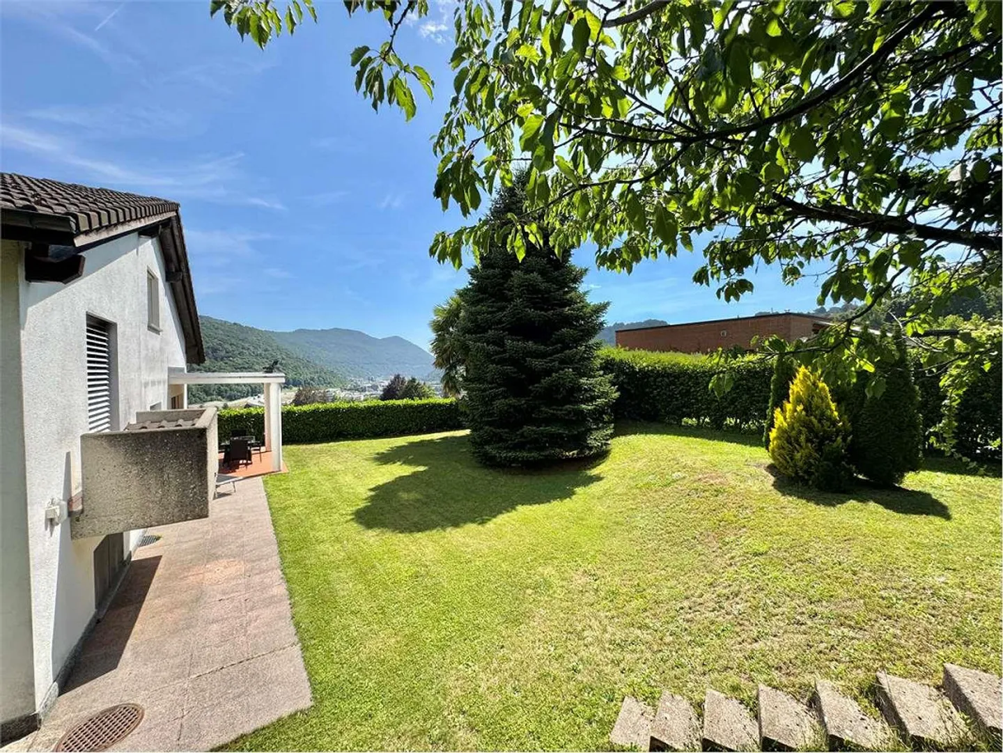 Villa indépendante prestigieuse à vendre immergée dans le vert de Gentili - Photo 1 sur 13