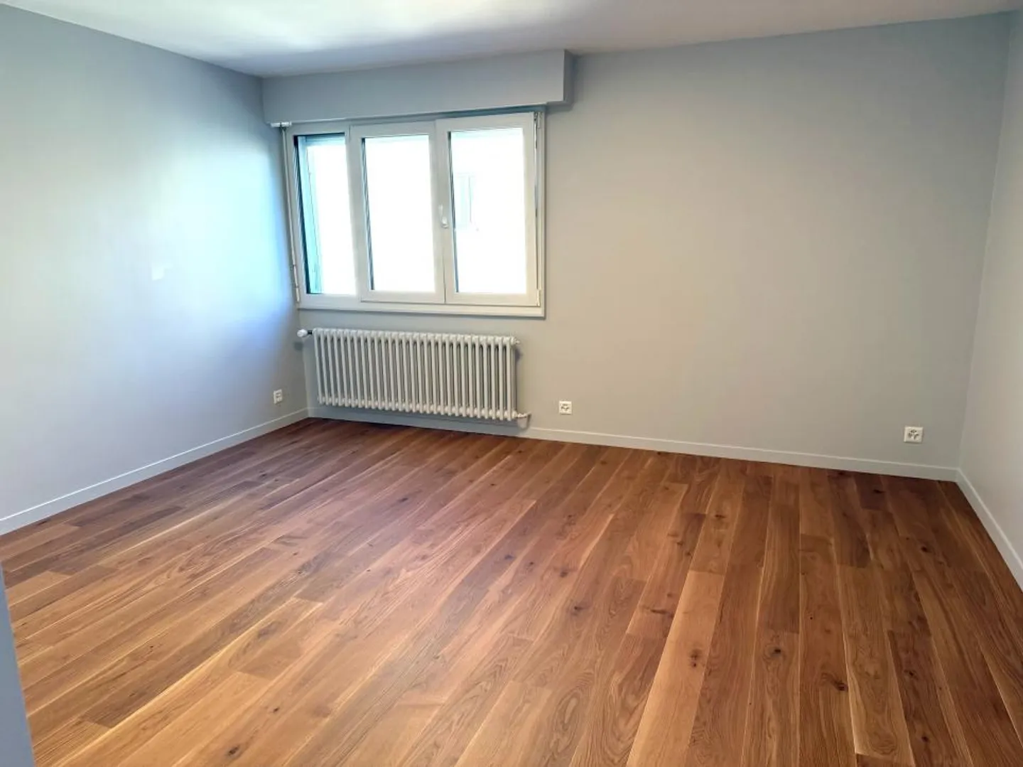 magnifico studio completamente ristrutturato all'ultimo piano di un piccolo PPE con vista lago - Foto 3 di 6