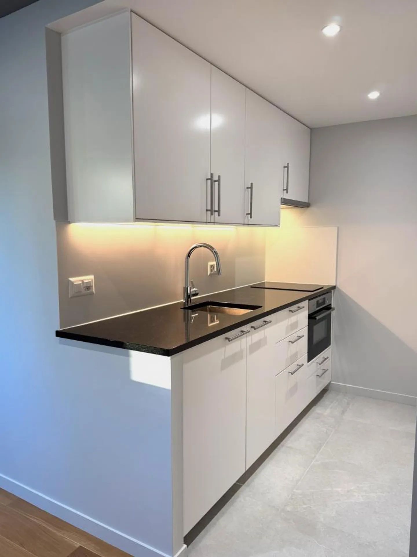 magnifico studio completamente ristrutturato all'ultimo piano di un piccolo PPE con vista lago - Foto 1 di 6