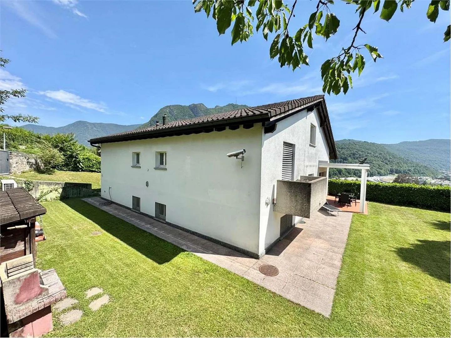 Villa indépendante prestigieuse à vendre immergée dans le vert de Gentili - Photo 2 sur 13