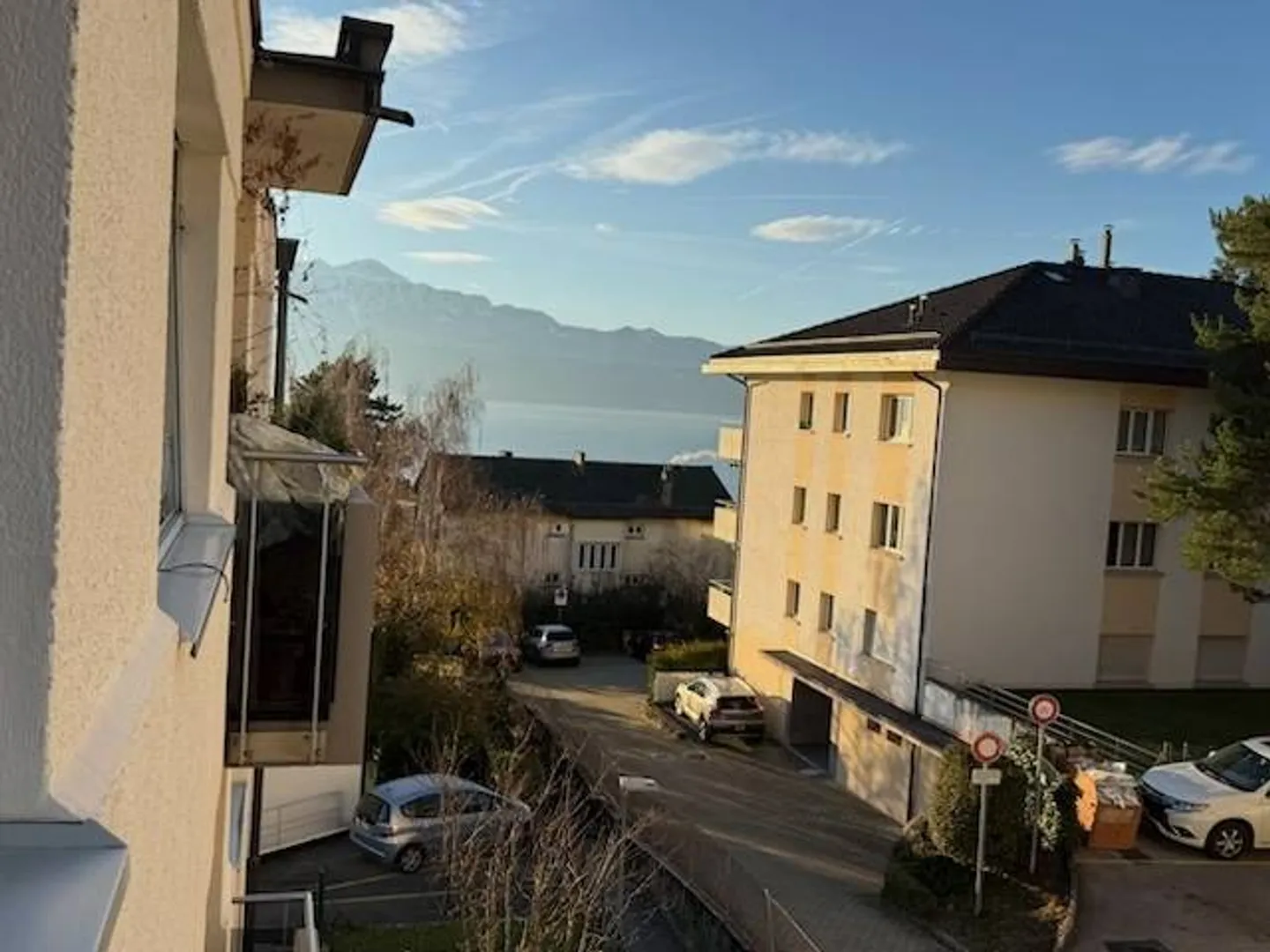 magnifico studio completamente ristrutturato all'ultimo piano di un piccolo PPE con vista lago - Foto 4 di 6