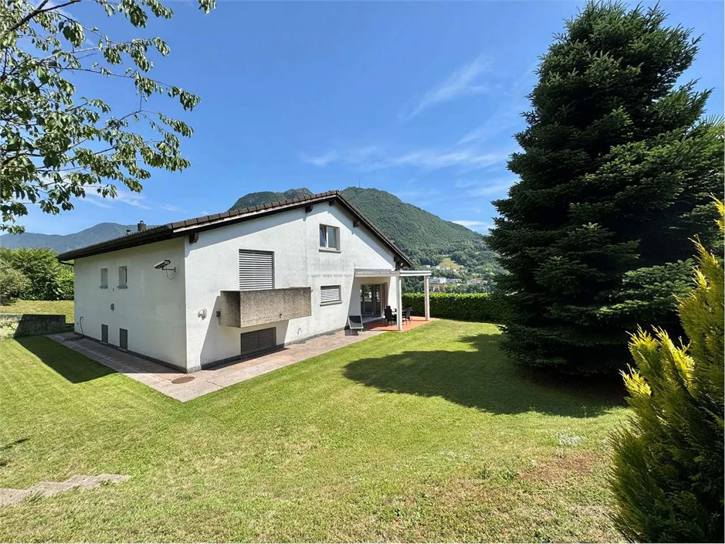 Villa indépendante prestigieuse à vendre immergée dans le vert de Gentili - Photo 3 sur 13
