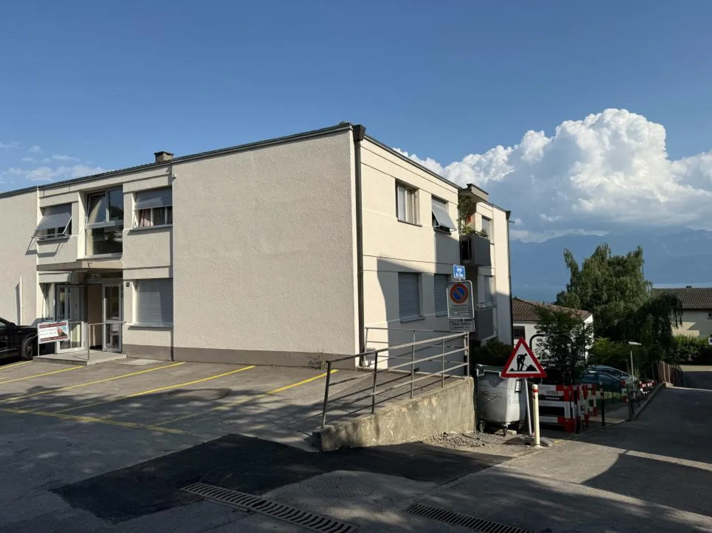 magnifico studio completamente ristrutturato all'ultimo piano di un piccolo PPE con vista lago - Foto 6 di 6