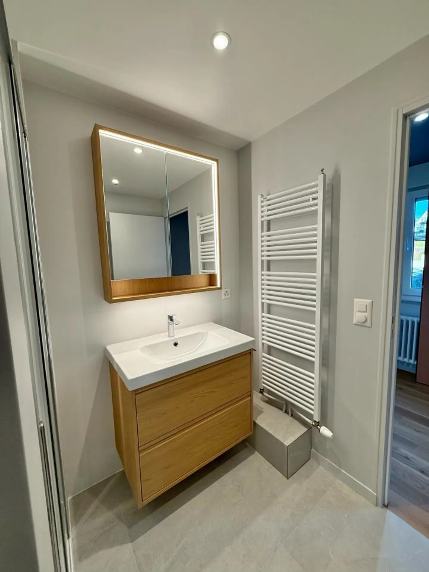 magnifico studio completamente ristrutturato all'ultimo piano di un piccolo PPE con vista lago - Foto 5 di 6