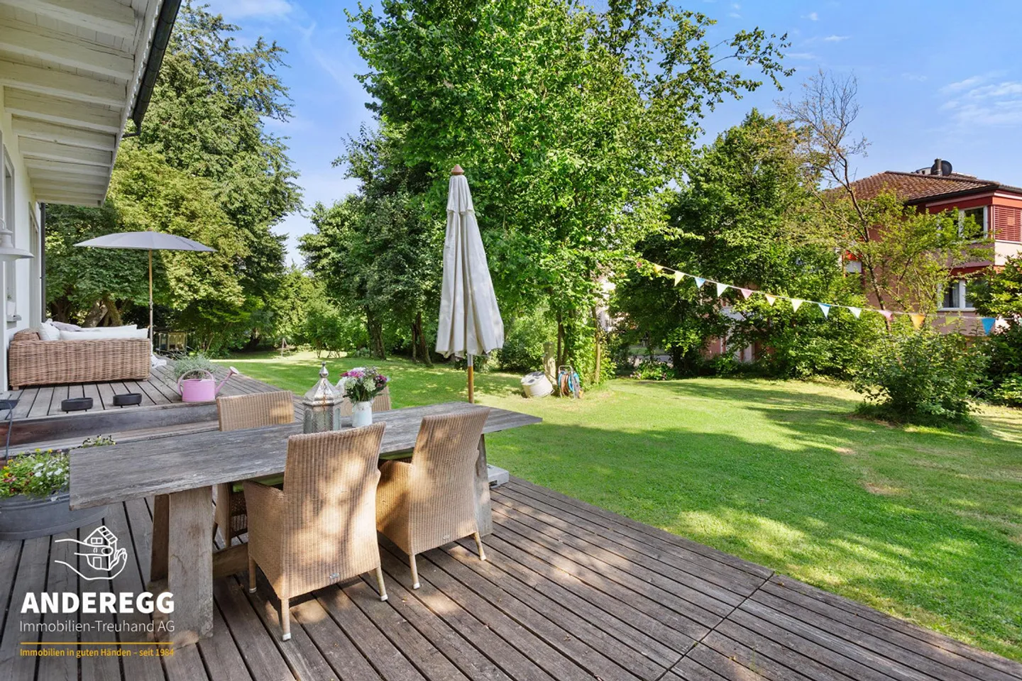 Detached 10-Room Dream House with Plenty of Surroundings and Three Outdoor Parking Spaces - Photo 2 of 15
