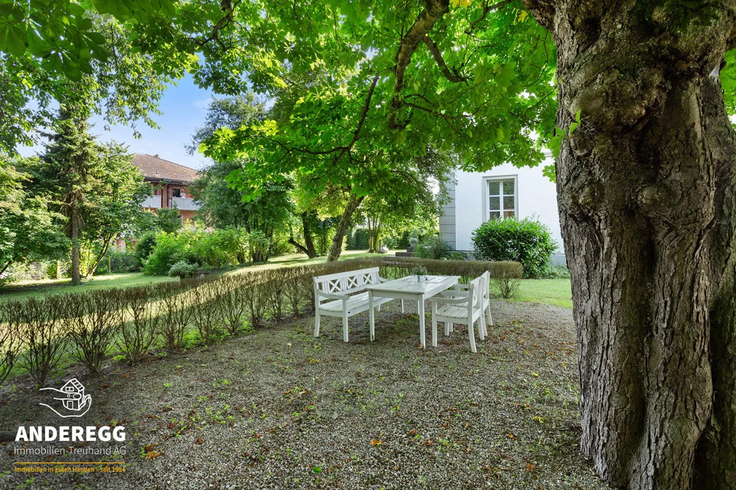 Detached 10-Room Dream House with Plenty of Surroundings and Three Outdoor Parking Spaces - Photo 3 of 15