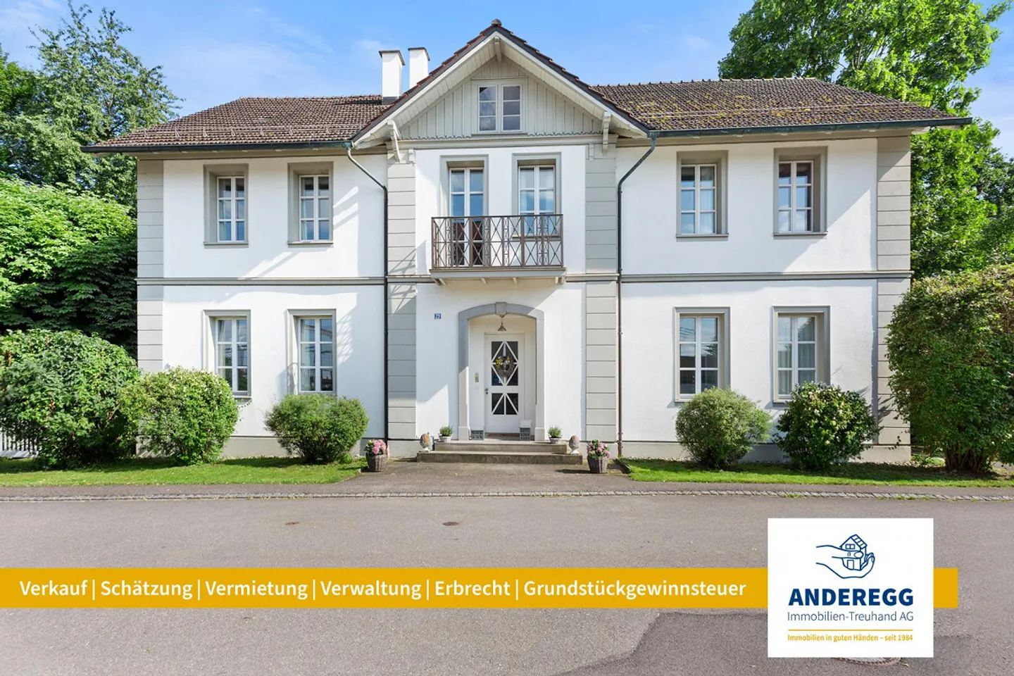 Detached 10-Room Dream House with Plenty of Surroundings and Three Outdoor Parking Spaces - Photo 4 of 15