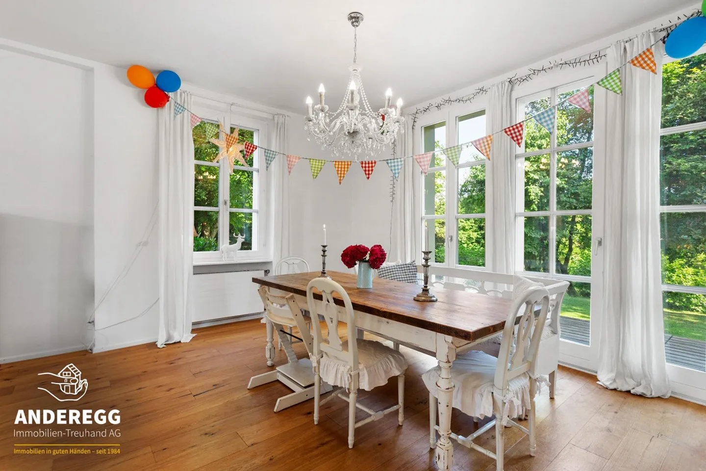 Detached 10-Room Dream House with Plenty of Surroundings and Three Outdoor Parking Spaces - Photo 6 of 15