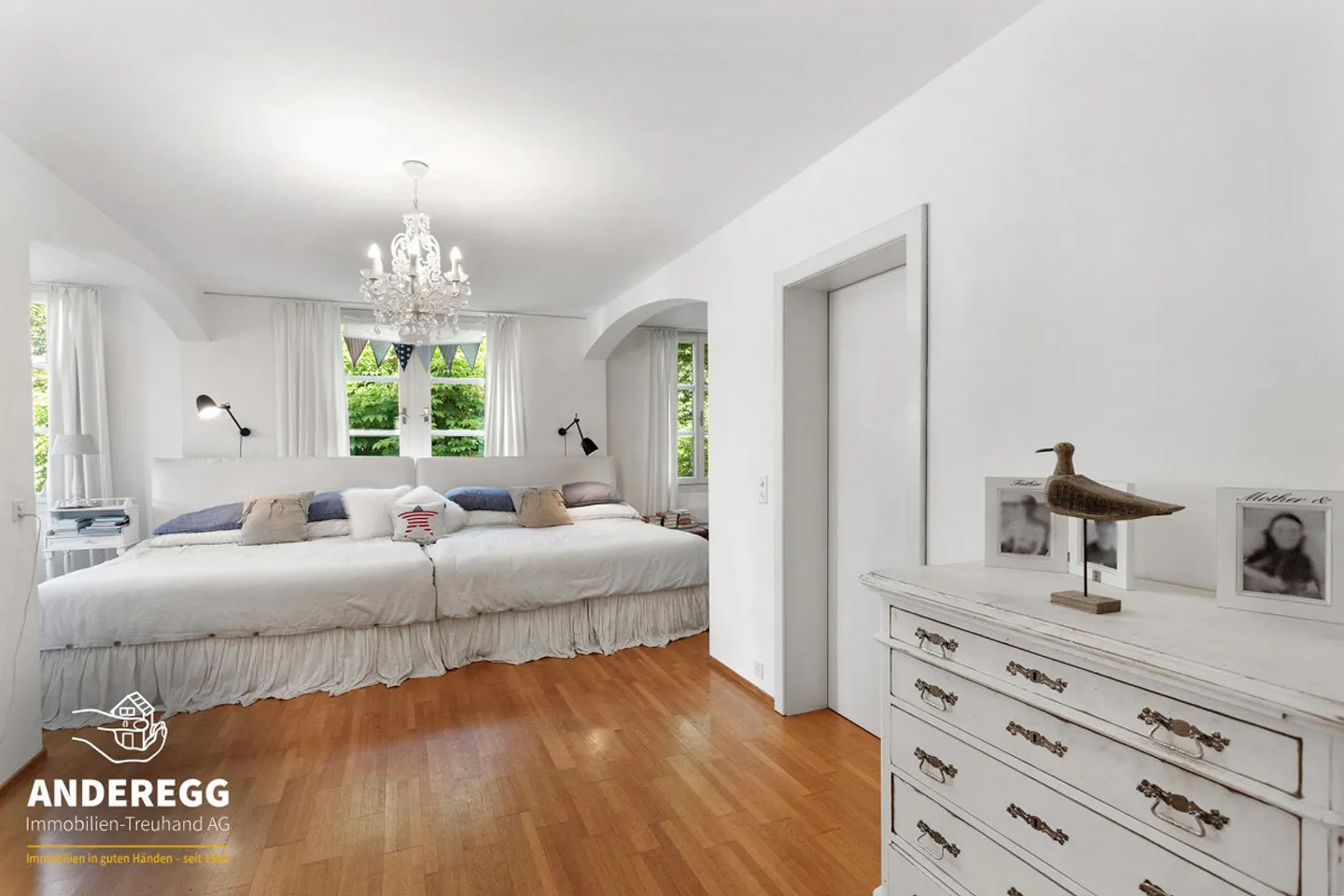 Detached 10-Room Dream House with Plenty of Surroundings and Three Outdoor Parking Spaces - Photo 10 of 15
