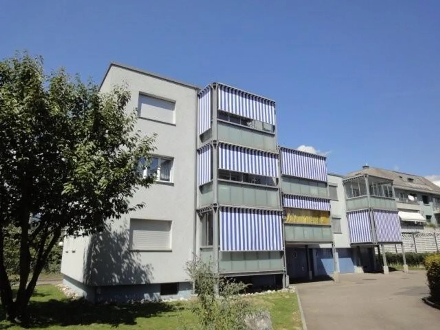 Appartement moderne 2 pièces avec balcon - Photo 1 sur 8