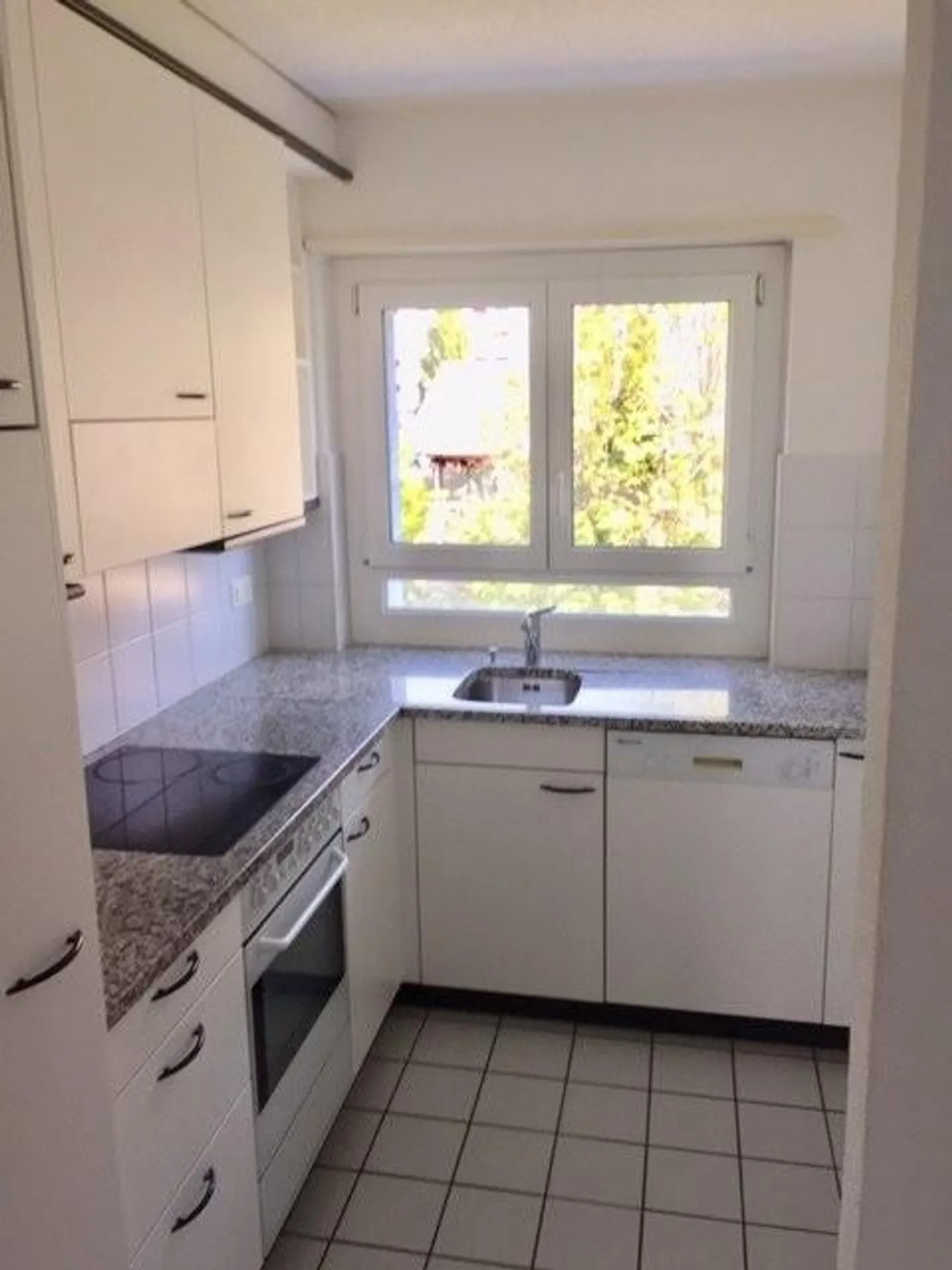 Appartement moderne 2 pièces avec balcon - Photo 2 sur 8