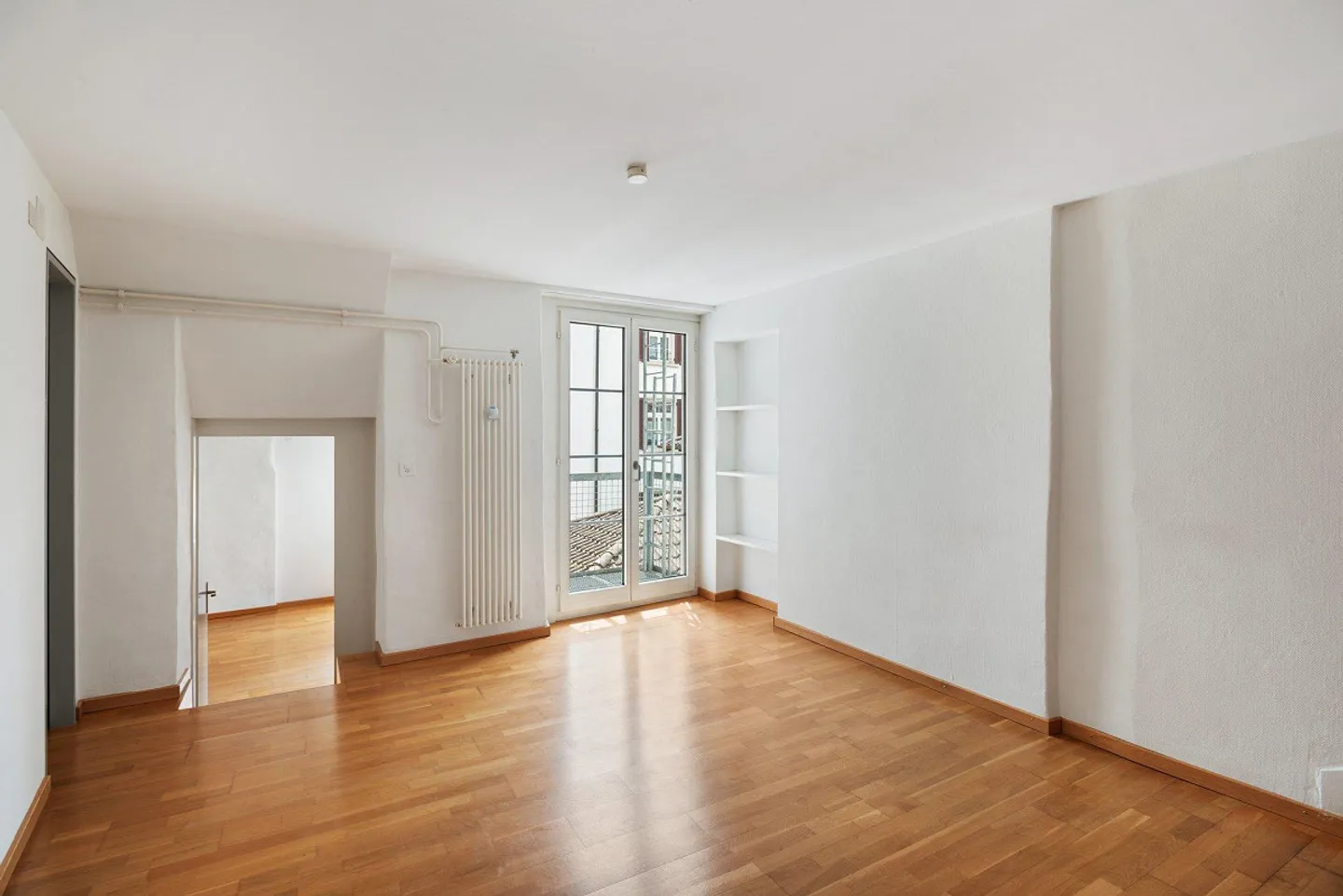 Bright and charming 2.5 room apartment in the heart of the old town - Photo 2 of 5