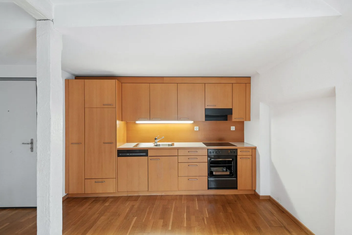 Bright and charming 2.5 room apartment in the heart of the old town - Photo 3 of 5