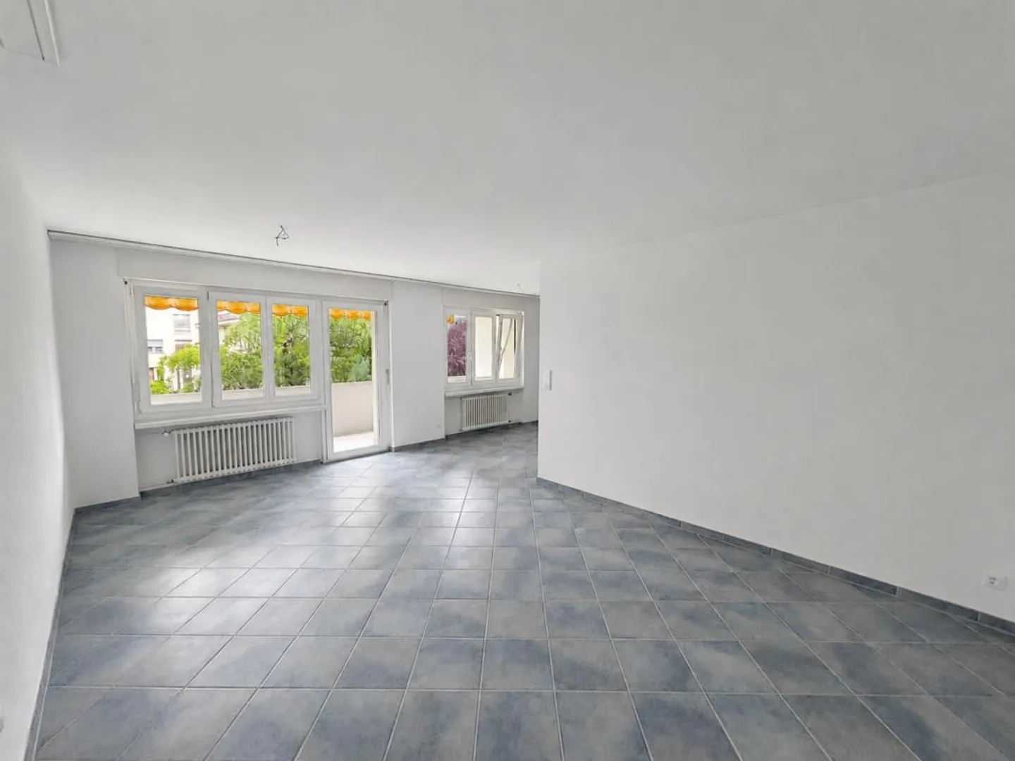 Appartement de 4,5 pièces dans un quartier résidentiel prisé - Photo 2 sur 5