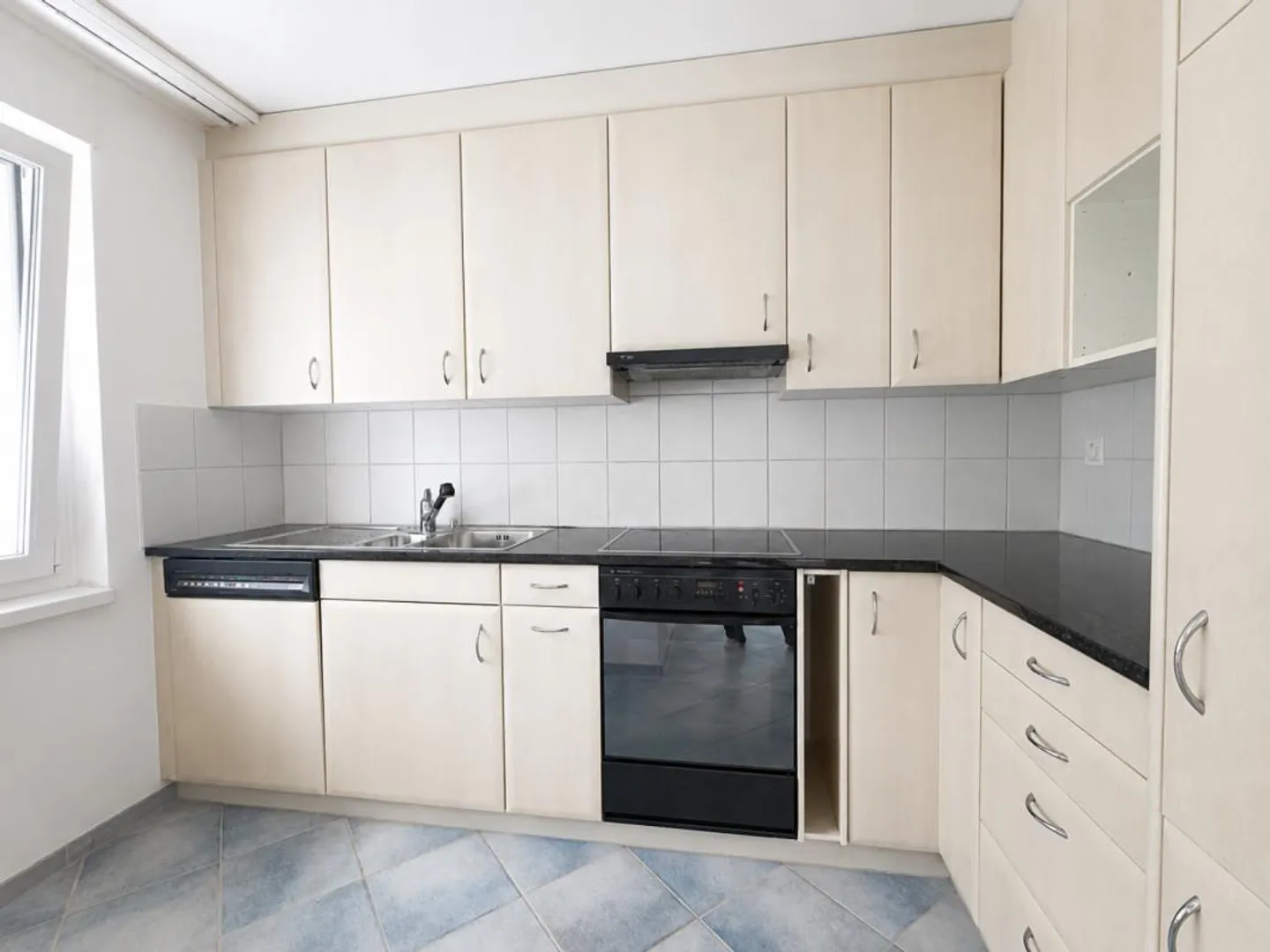 Appartement de 4,5 pièces dans un quartier résidentiel prisé - Photo 3 sur 5