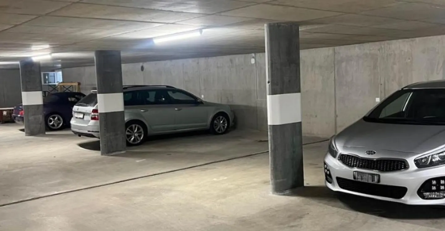 In affitto posto auto interno in parcheggio sotterraneo chiuso - Foto 1 di 2
