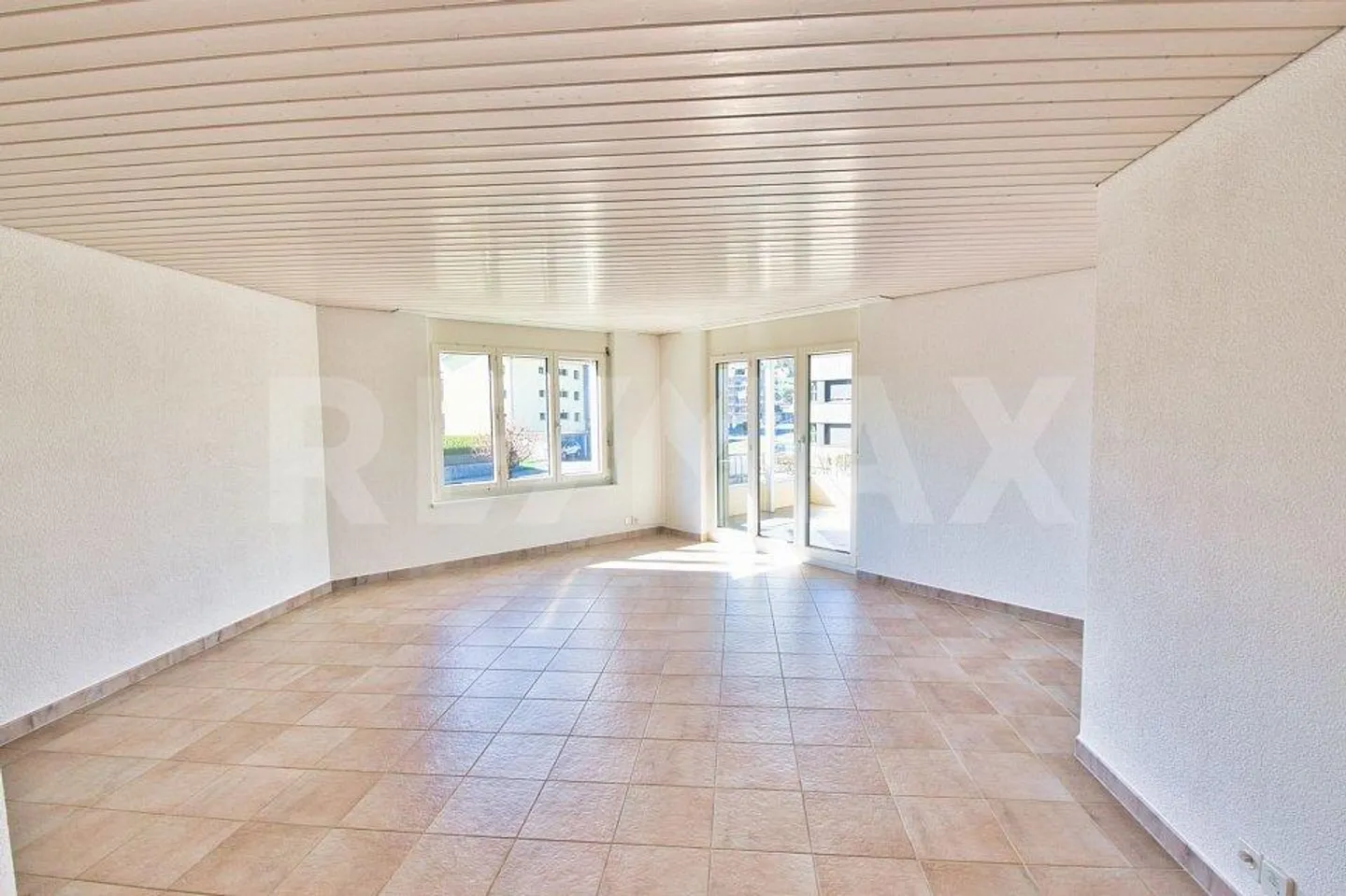Beautiful 3.5 Room Apartment with Large Balcony, Elevator and Underground Garage - Photo 3 of 13