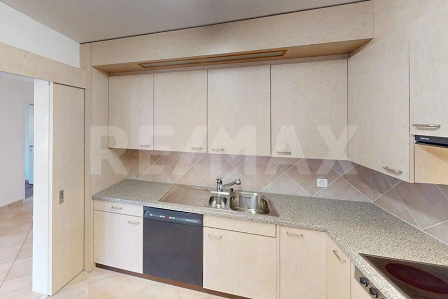 Beautiful 3.5 Room Apartment with Large Balcony, Elevator and Underground Garage - Photo 4 of 13