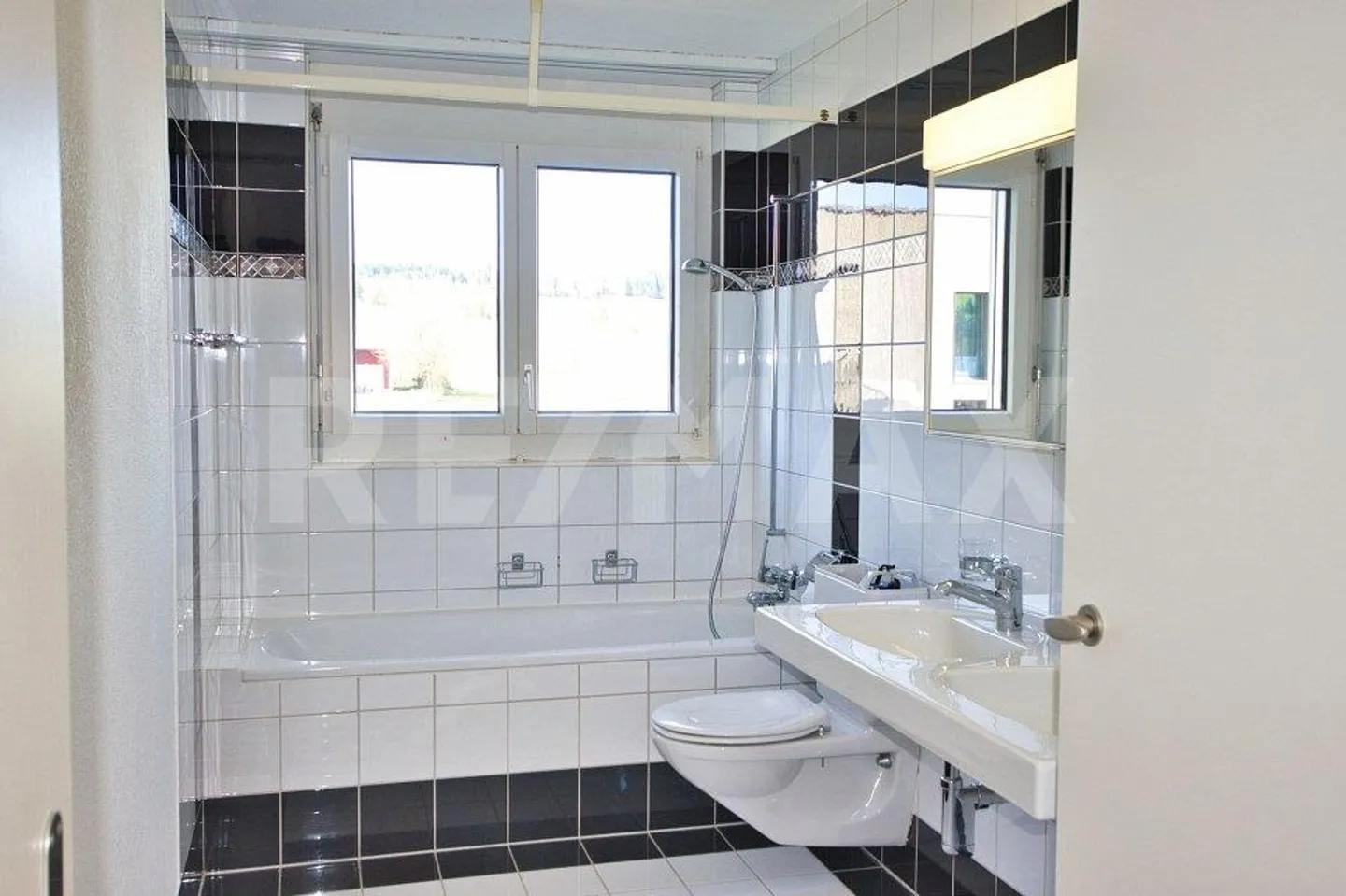 Beautiful 3.5 Room Apartment with Large Balcony, Elevator and Underground Garage - Photo 8 of 13
