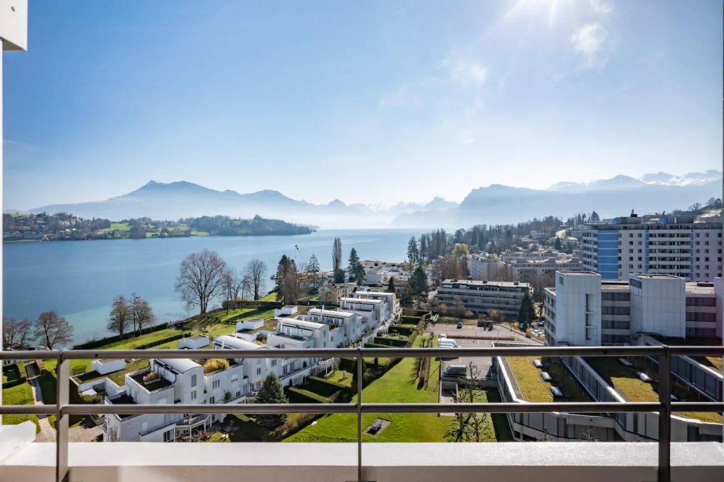 Living high up: 9th floor with unique lake and mountain scenery - Photo 1 of 4