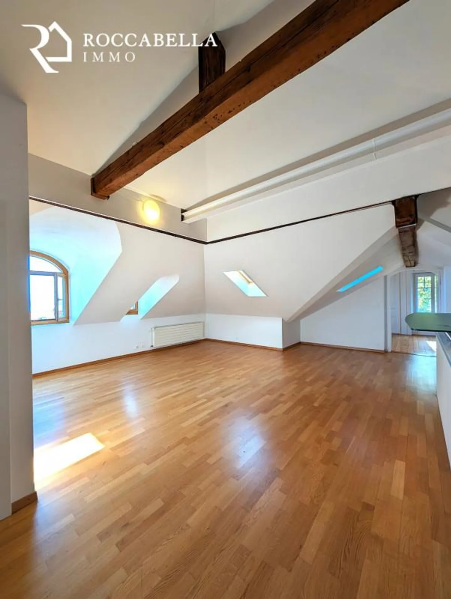 Magnifico duplex mansardato, fascino e carattere all'interno di una dimora signorile - Foto 2 di 13