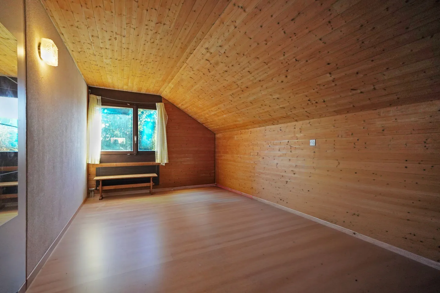 Casa unifamiliare indipendente in una buona posizione con grande potenziale - Foto 9 di 13