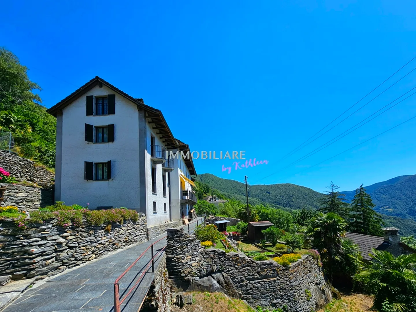 Maison tessino originale avec vue et jardin dans le noyau d'Auressio - Photo 3 sur 20