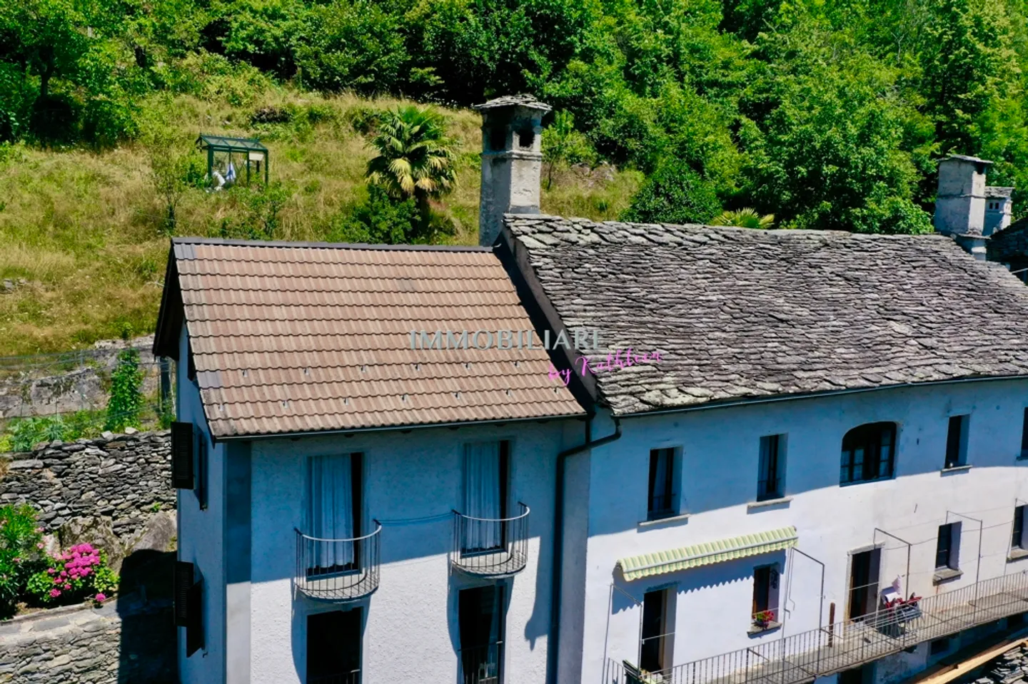 Maison tessino originale avec vue et jardin dans le noyau d'Auressio - Photo 20 sur 20
