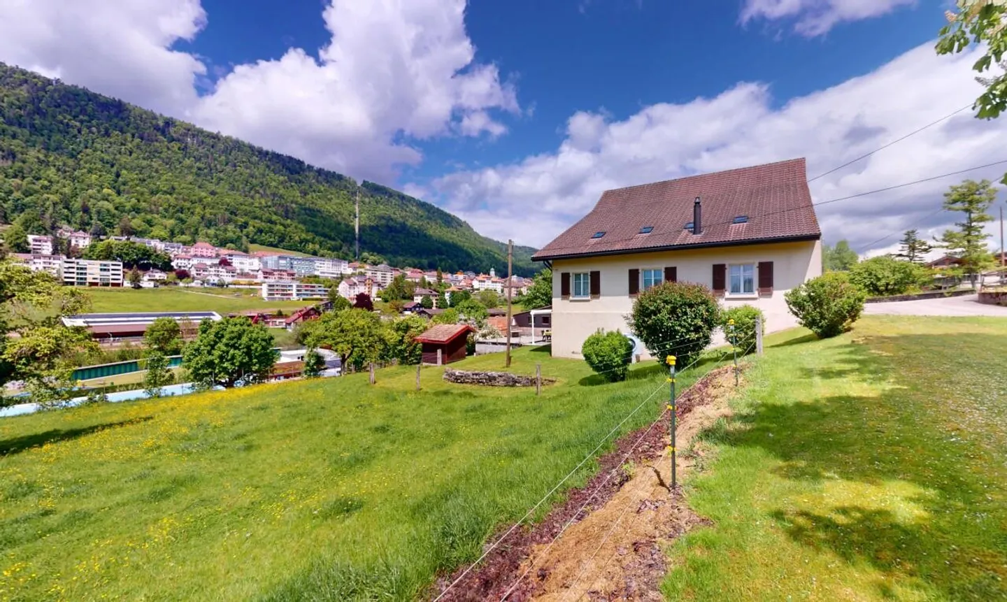 Grande casa ristrutturata con ampio giardino a St-Imier - Foto 2 di 11