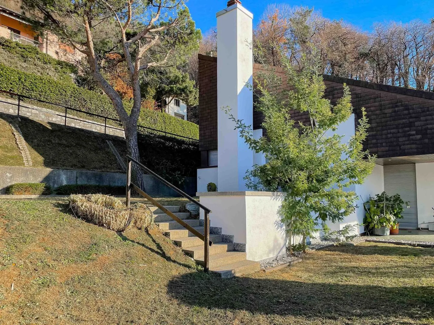 Villa con ampio giardino e vista aperta a Morbio Superiore - Foto 9 di 12