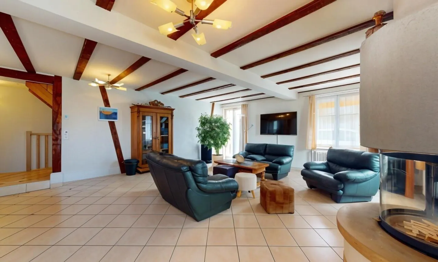Grande casa ristrutturata con ampio giardino a St-Imier - Foto 3 di 11