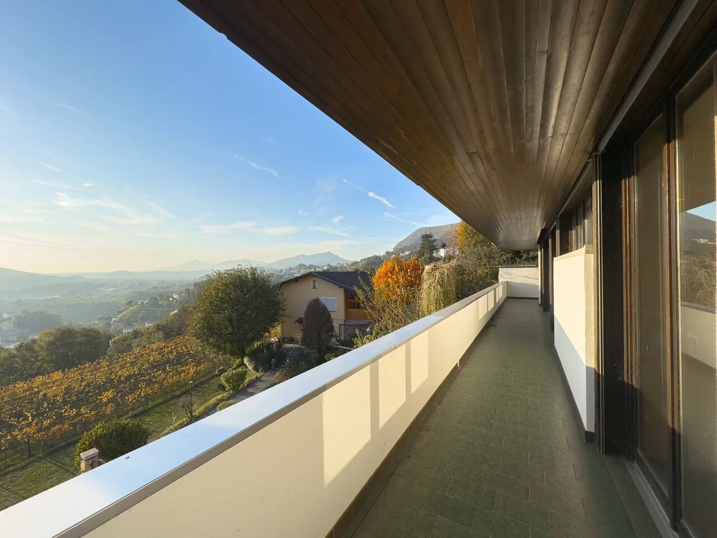 Villa con ampio giardino e vista aperta a Morbio Superiore - Foto 10 di 12