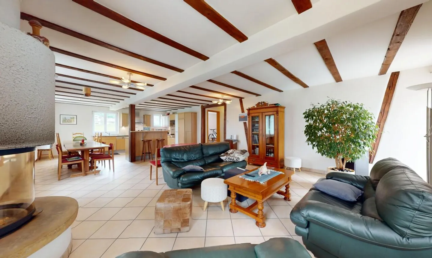 Grande casa ristrutturata con ampio giardino a St-Imier - Foto 4 di 11