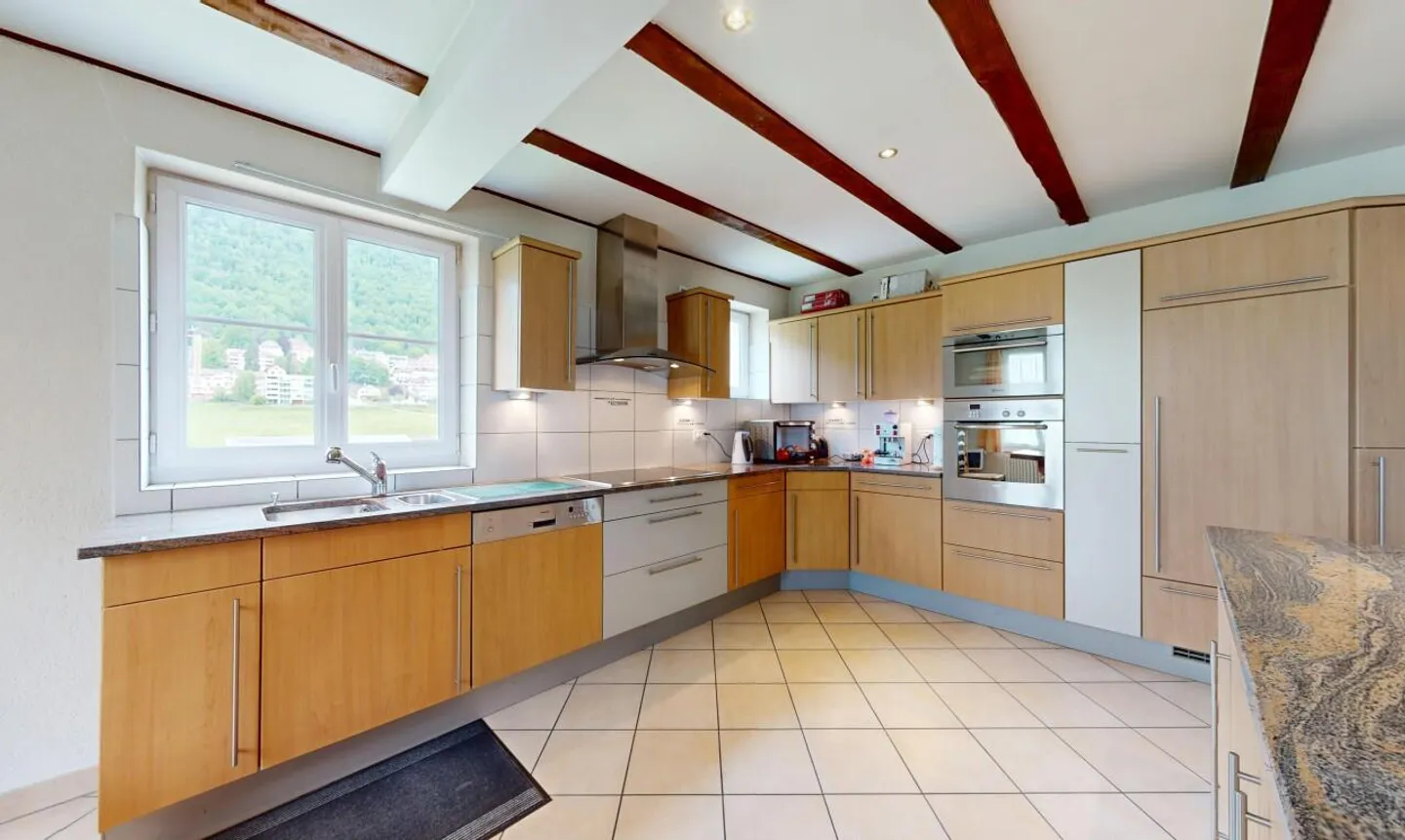 Grande casa ristrutturata con ampio giardino a St-Imier - Foto 7 di 11