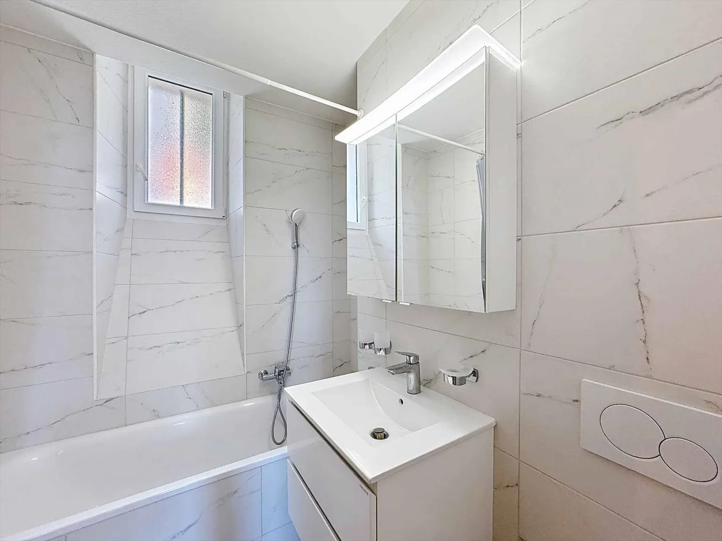 4 pièces rénové + 2 balcons - Superbe vue sur le Lac - Photo 10 sur 13