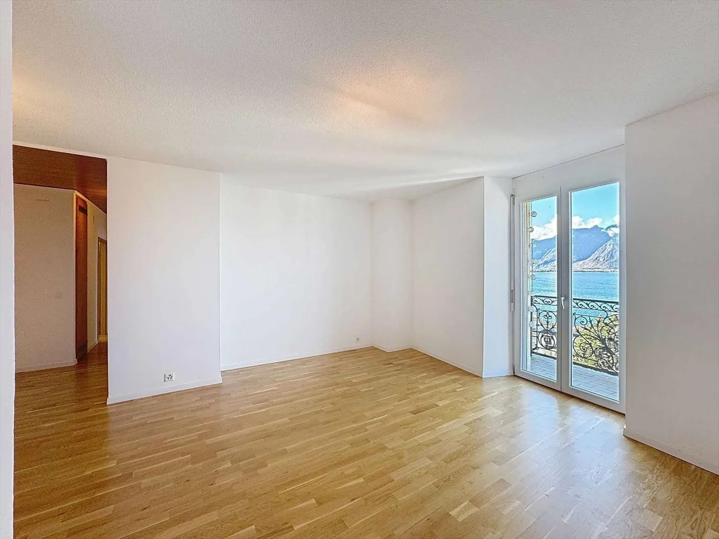 4 pièces rénové + 2 balcons - Superbe vue sur le Lac - Photo 4 sur 13