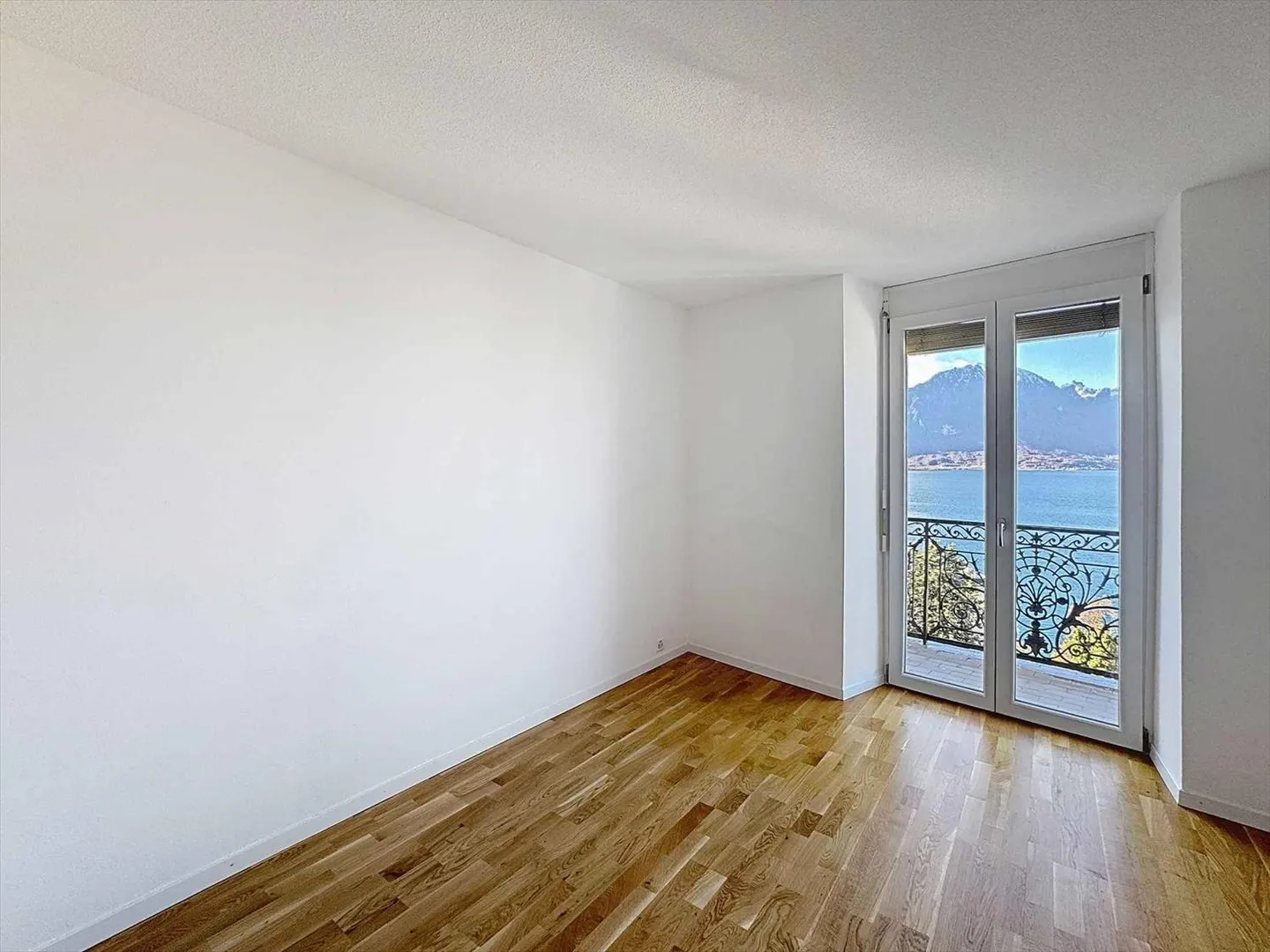 4 pièces rénové + 2 balcons - Superbe vue sur le Lac - Photo 11 sur 13