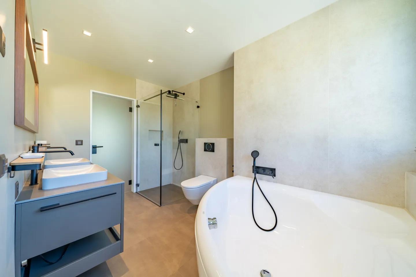 Le design rencontre la tranquillité – un logement exclusif au-dessus des toits d'Obernau - Photo 3 sur 4