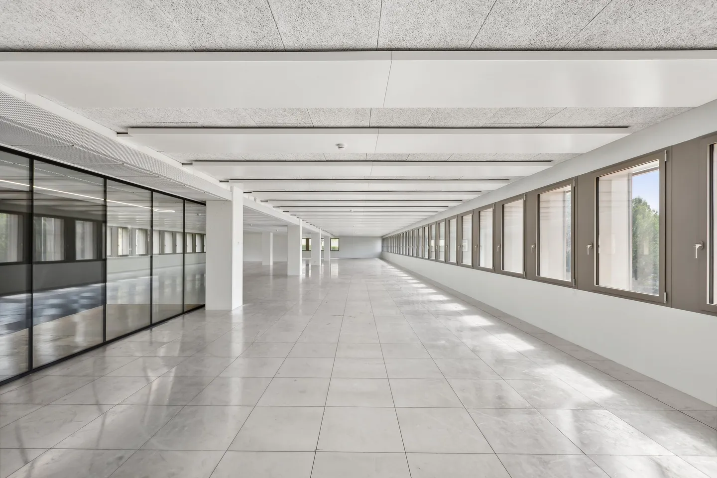 Flexible office space with customizable facilities - Photo 3 of 12