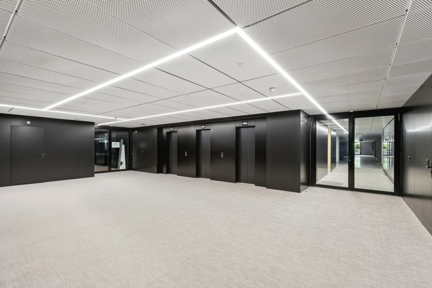 Flexible office space with customizable facilities - Photo 4 of 12