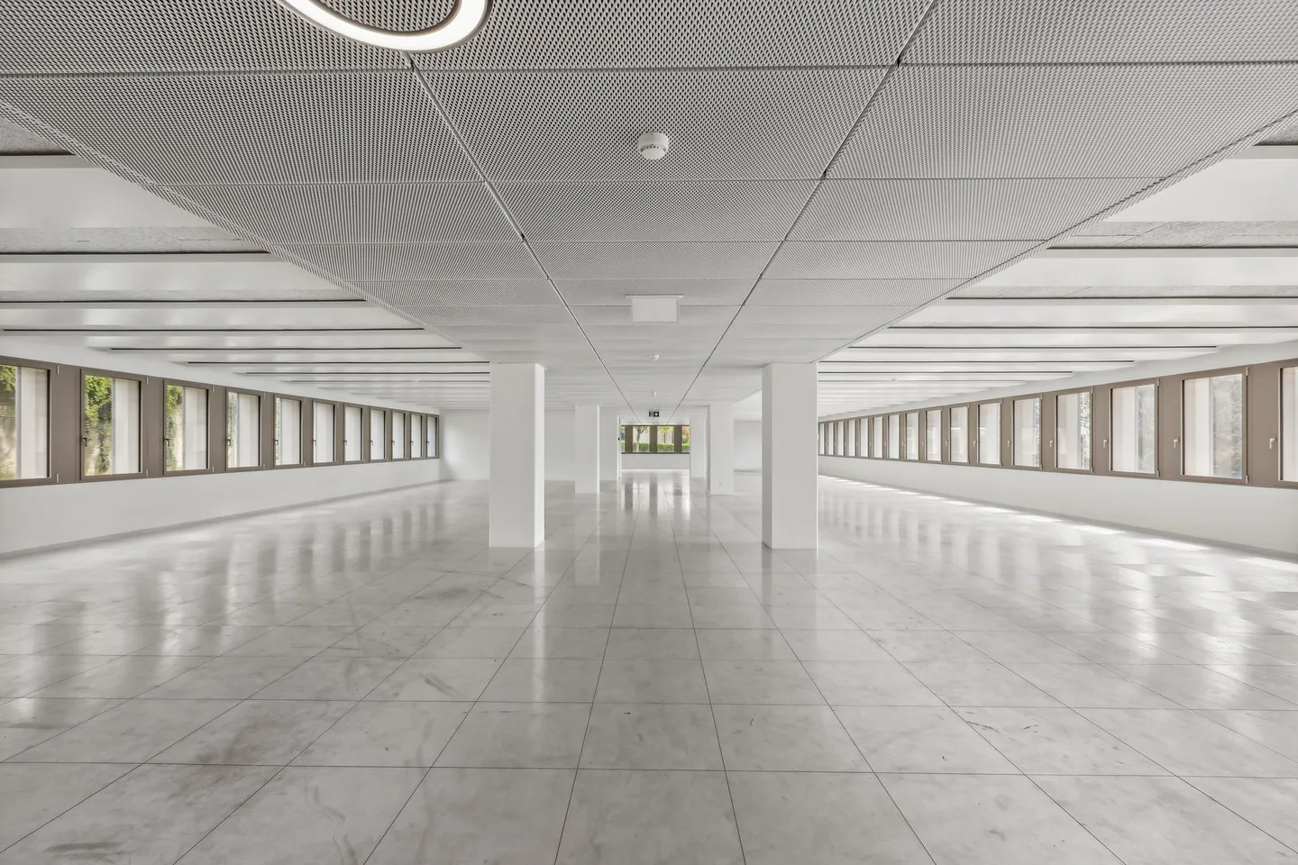 Flexible office space with customizable facilities - Photo 5 of 12