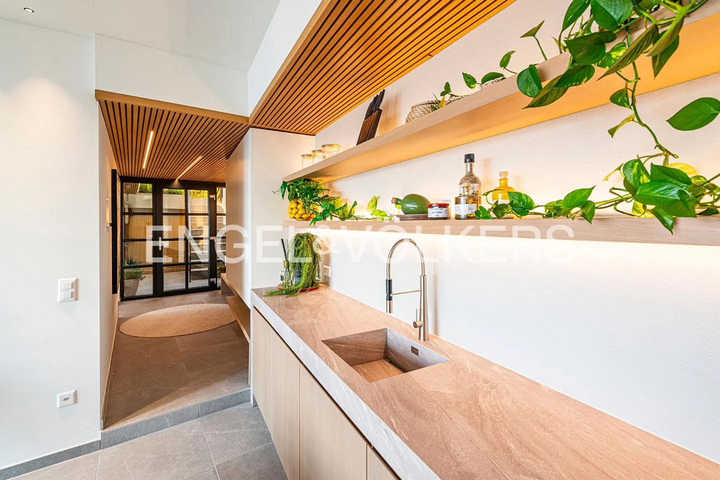 Prestigieuse Villa mit Seeblick - Foto 8 von 14