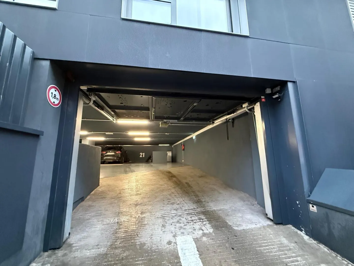 Parcheggio Interno con Caricatore EV - Foto 2 di 3