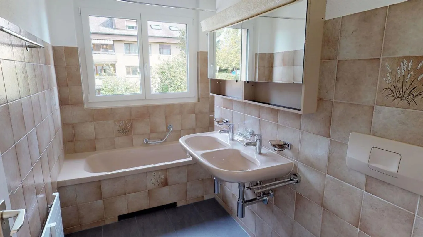 Ampio appartamento di 4,5 locali in posizione tranquilla - Foto 3 di 11