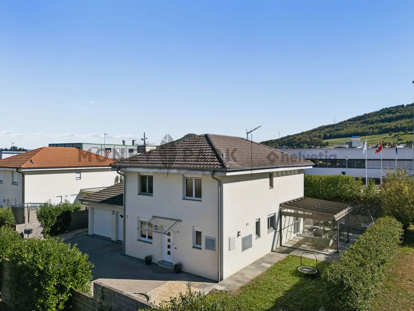 Casa familiare moderna con giardino - Foto 1 di 16