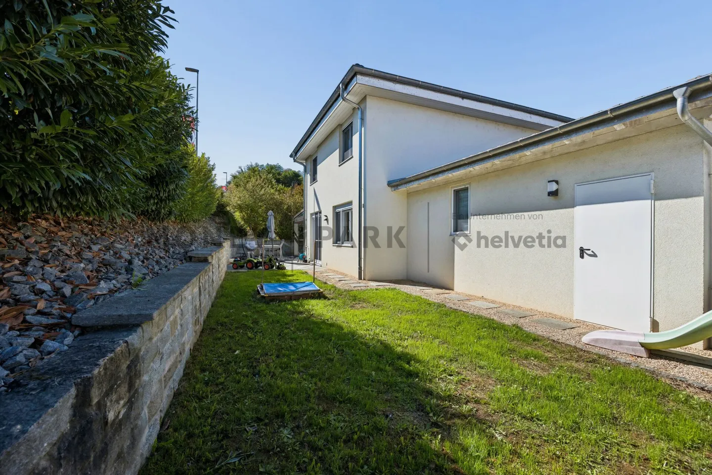 Casa familiare moderna con giardino - Foto 13 di 16
